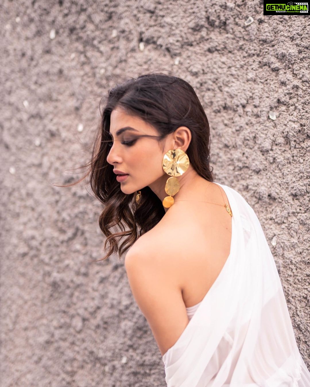 Mouni Roy Instagram - Life’s a dandelion white… • • • • 📸 @amvisuals_