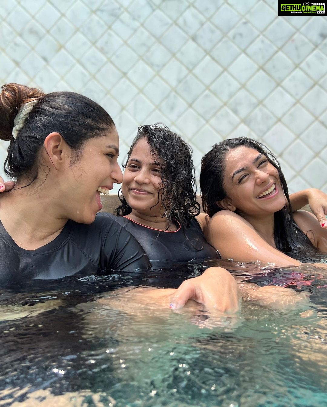 Mrunal Thakur Instagram - If packup had a face 👅🐳👯♀️