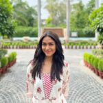 Mrunal Thakur Instagram - Alexa play - Darshana… 💕🌻