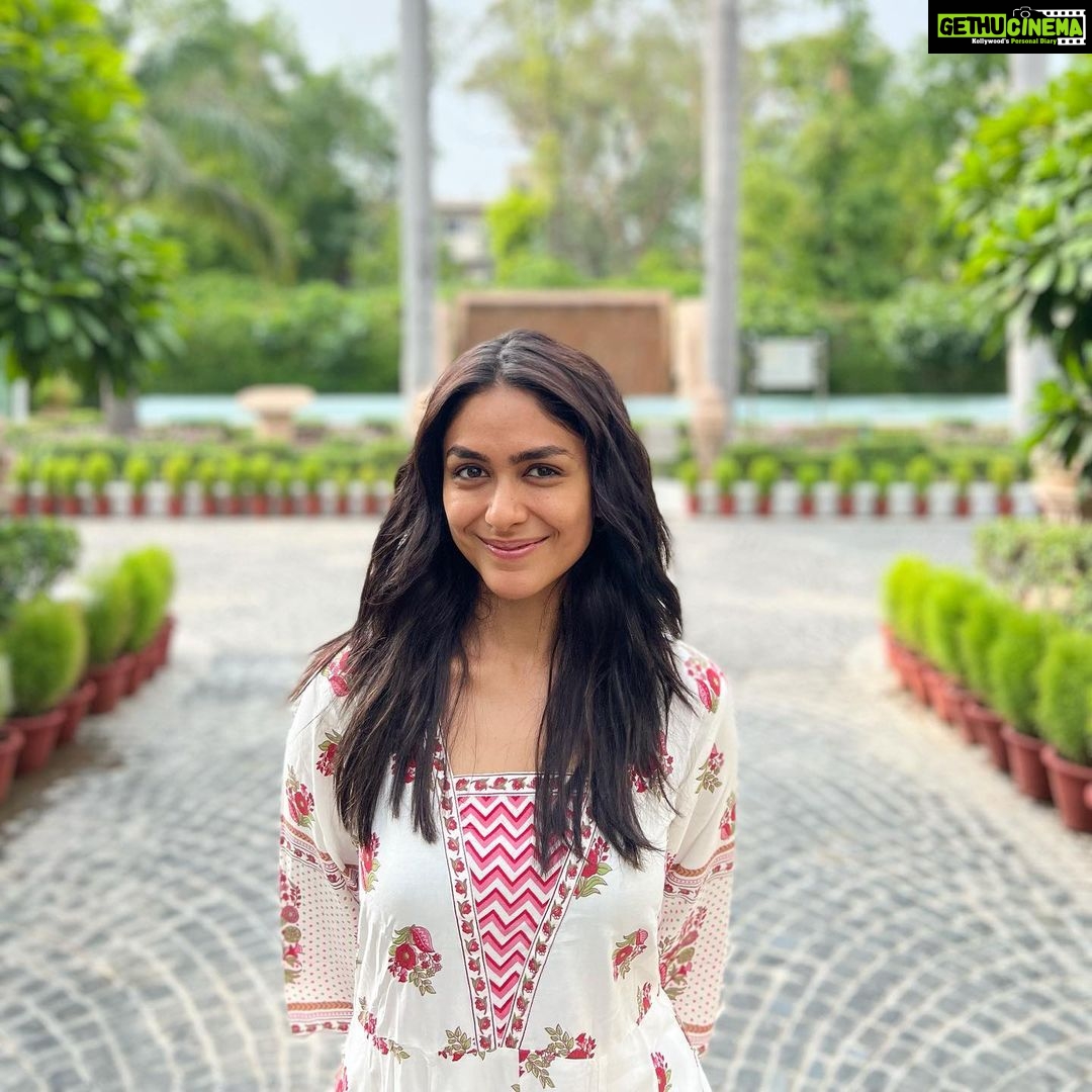 Mrunal Thakur Instagram - Alexa play - Darshana… 💕🌻