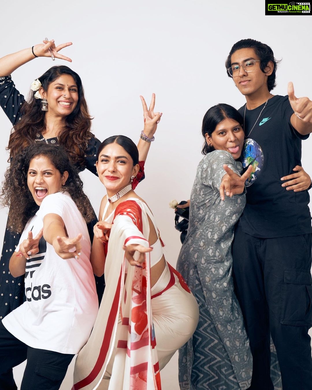 Mrunal Thakur Instagram - #dreamteam ❤️ @manddarthakur miss you baby 💕💕