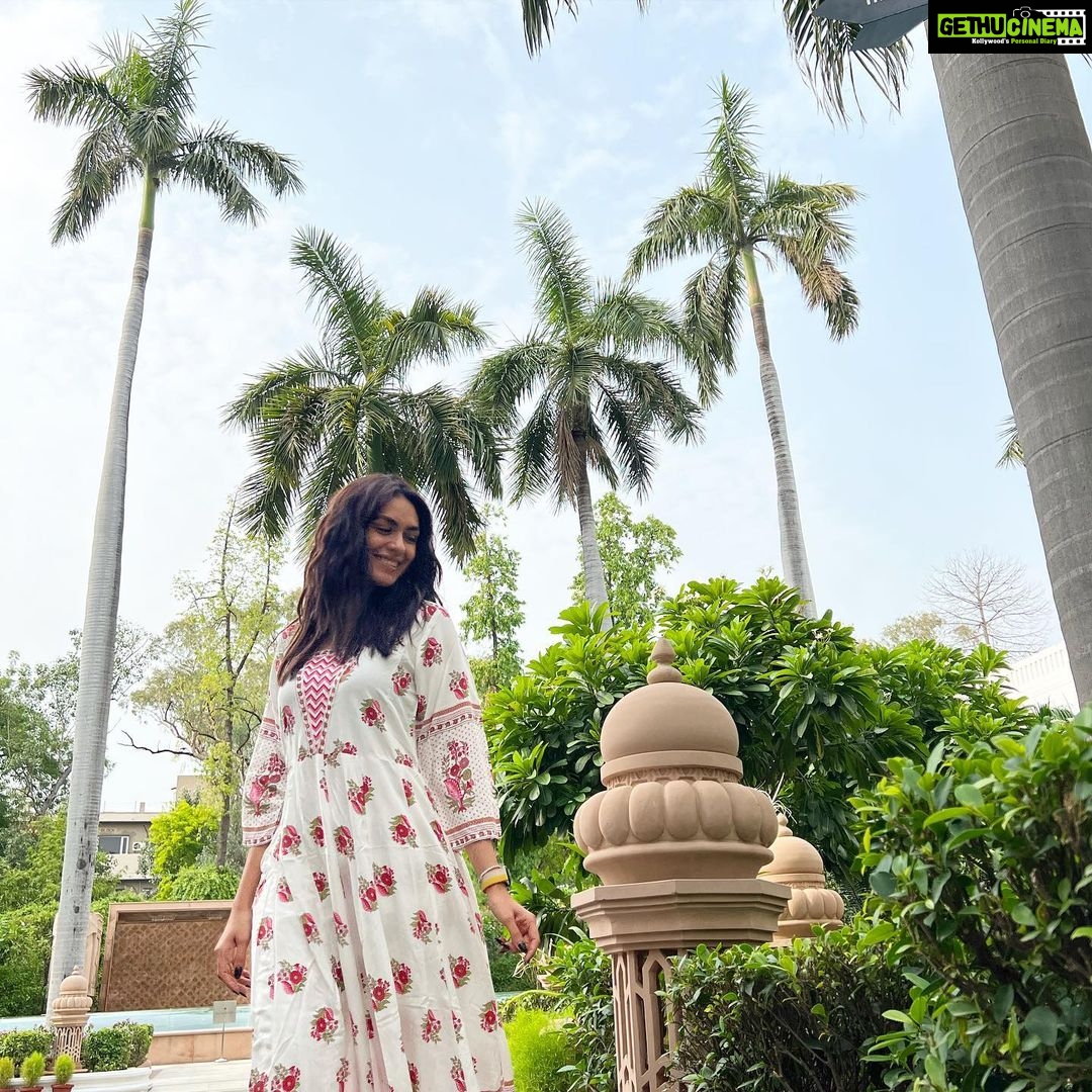 Mrunal Thakur Instagram - Alexa play - Darshana… 💕🌻