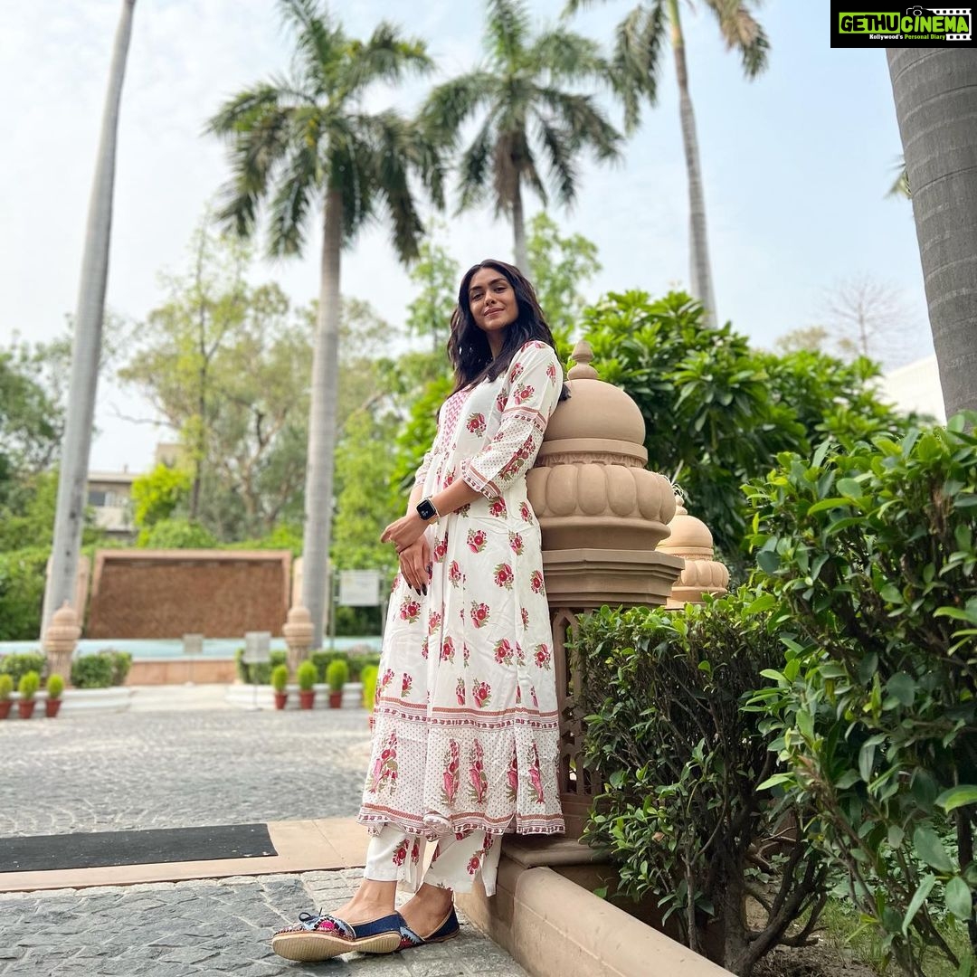 Mrunal Thakur Instagram - Alexa play - Darshana… 💕🌻