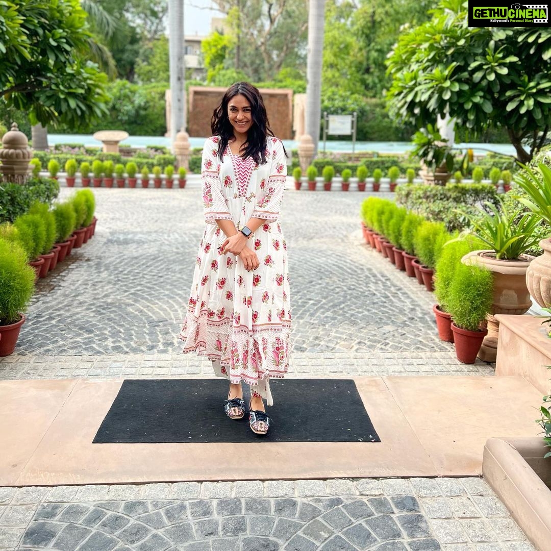 Mrunal Thakur Instagram - Alexa play - Darshana… 💕🌻