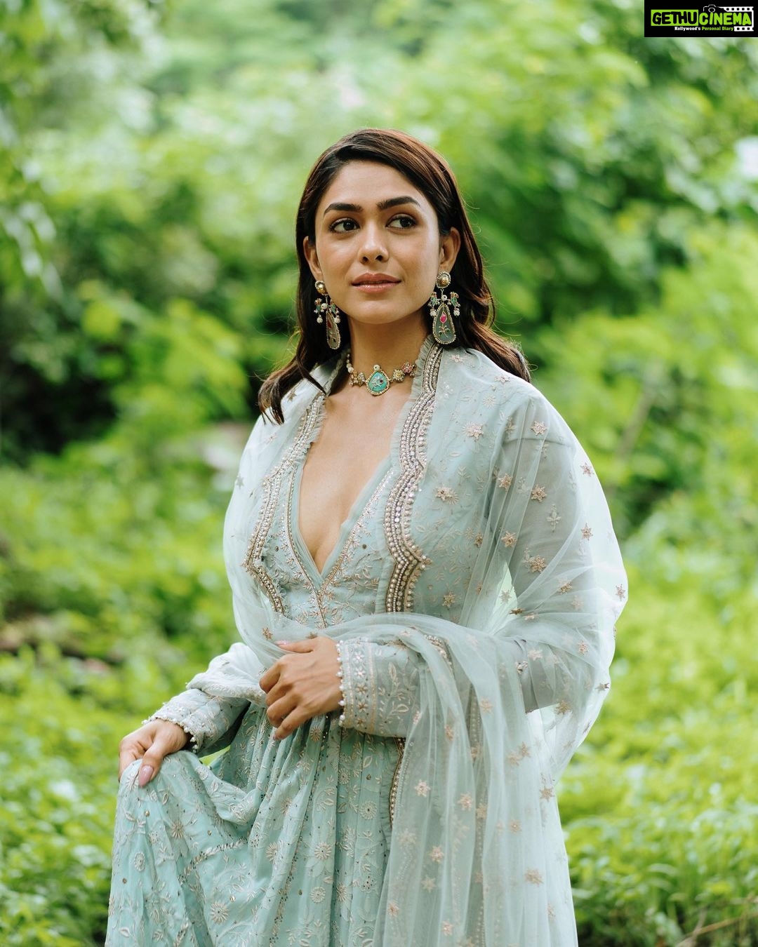 Mrunal Thakur Instagram - πππ Itlu mee Sitaπ¦ Styled by: @archamehta Outfit: @taruntahiliani Jewellery: @sheetalzaveribyvithaldas Photos: @nandivardhanreddy_ Hair: @deepalid10 Make up: @missblenderr_ Styling assistant: @ruchi.munoth and @niha__varma