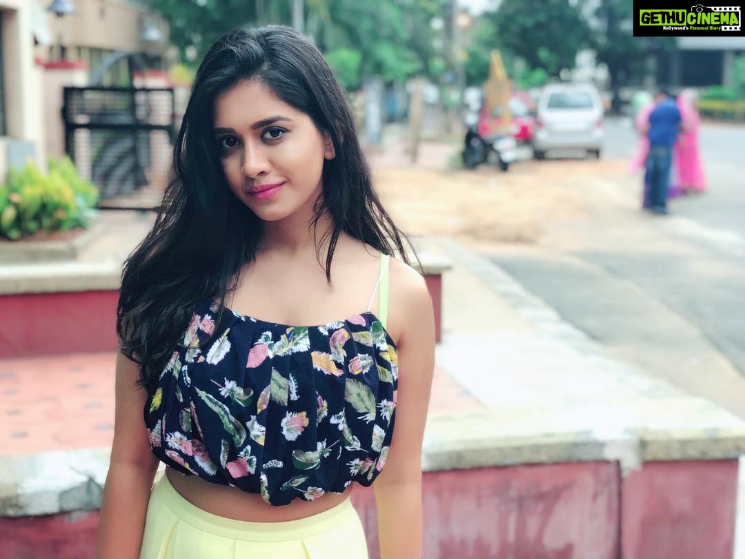 Nabha Natesh Instagram - When I randomly decide to pose on a street 🍁 #streets#Bangalore#thereisnothingrandom#nabhanatesh