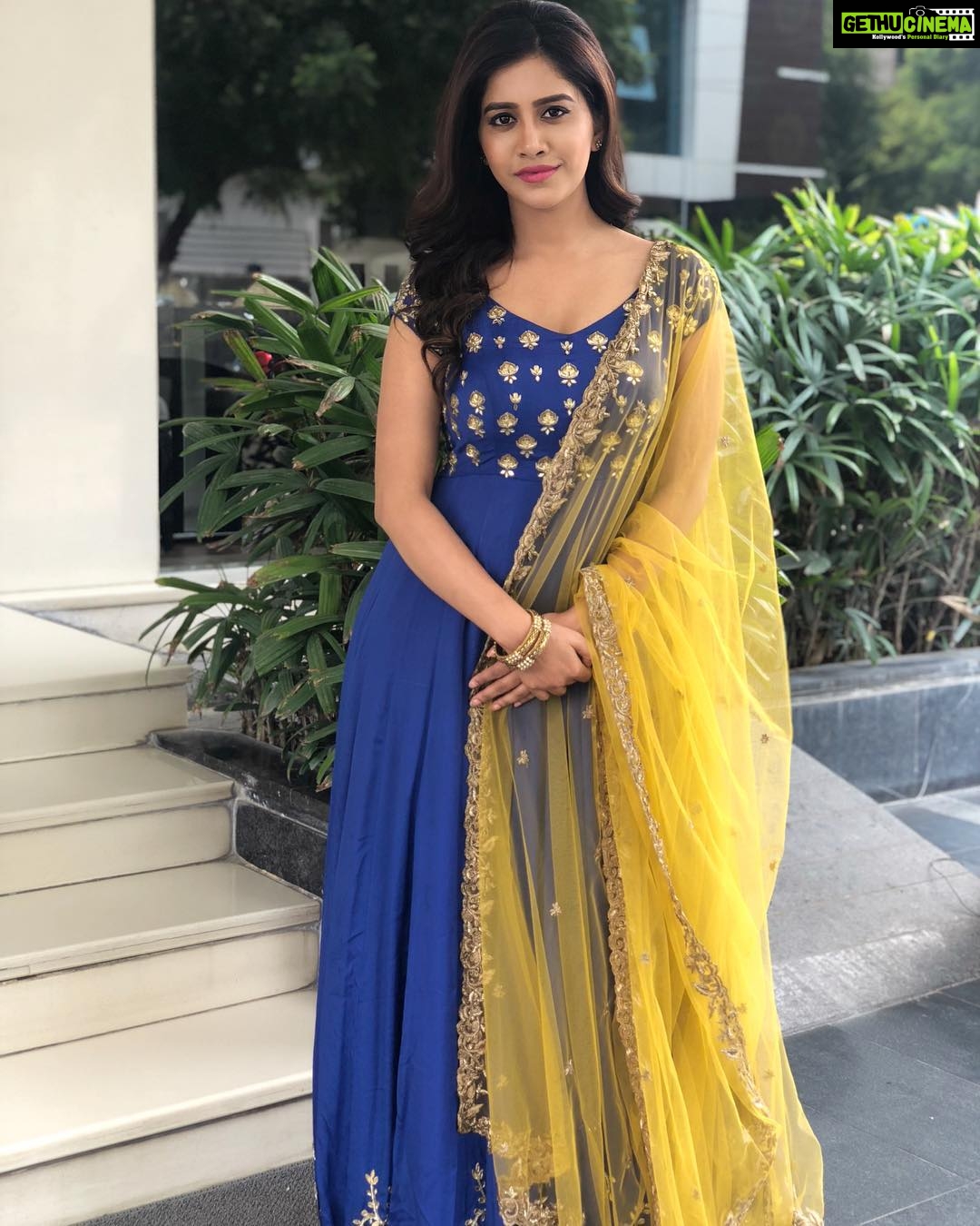 Nabha Natesh Instagram - So I got my lazy self n haven’t shared a lot of pictures from #nannudochukunduvate promotions 😬here is one of those looks styled by @impriyankasahajananda in @archithanarayanamofficial . Will share the rest too I promise 🙈😬