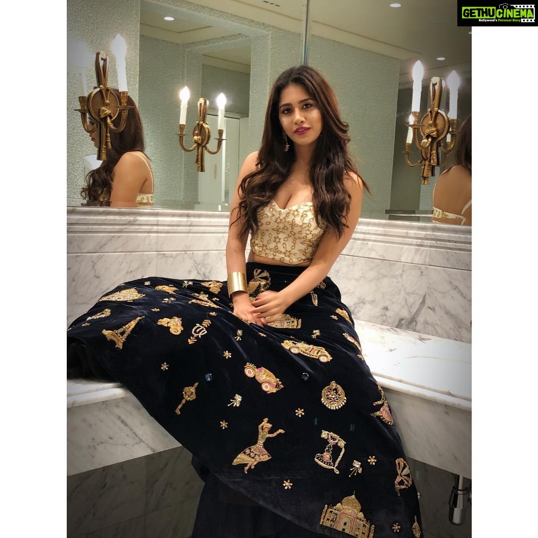 Nabha Natesh Instagram - Last eve for SIIMA 2018❤️❤️ In absolute love with this stunning ensemble by @mahitha_prasad . . . Skirt Concept by @savitha_reddy Earrings @bcos_its_silver Clutch @thebaglabbengaluru #siima2018 #pantaloonssiima