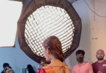 Nabha Natesh Instagram - Struggle behind a perfect shot @nabhanatesh @rsbrothersindia @karthiksrinivasan007 #happybirthday #rsbrothersindia #nabhanatesh #karthiksrinivasanphotography #advertisingphotography #advertisingphotographer #celebrityphotographer #saree #sareeshoot #hyderabad Chennai, India