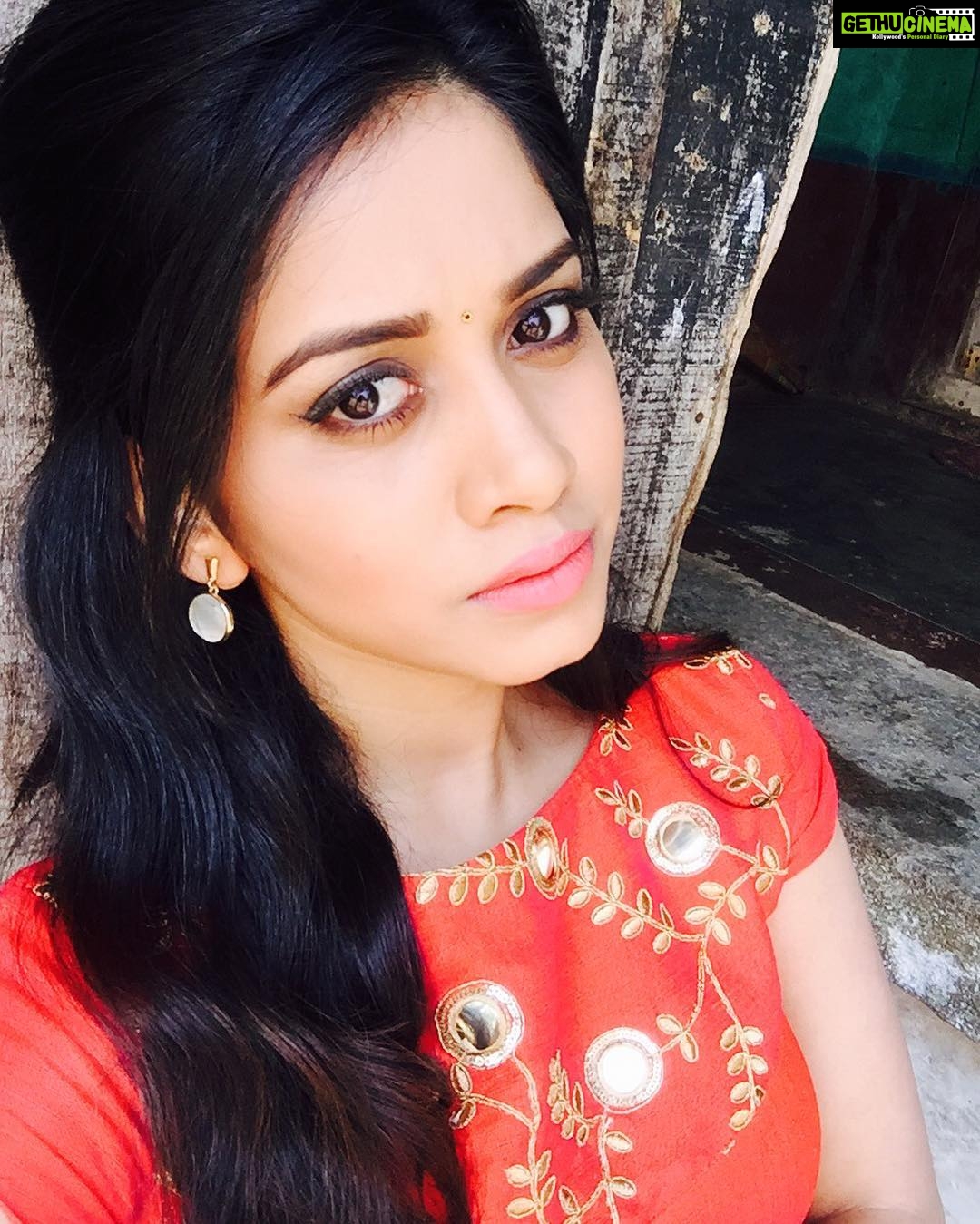 Nabha Natesh Instagram - Monday mornings are the bestt☺️☺️shoot mode😀LEE❤️ #work#actor#nofilter#freespirited#excitedsoul #loveformovies