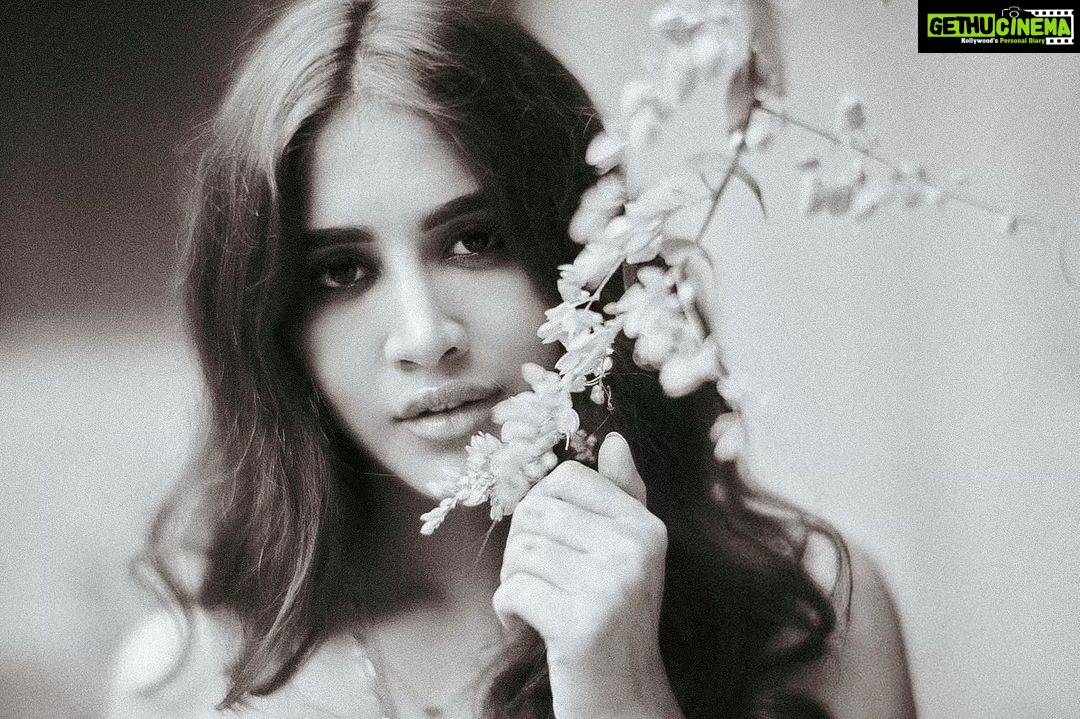 Nabha Natesh Instagram - I wonder , if you wonder.