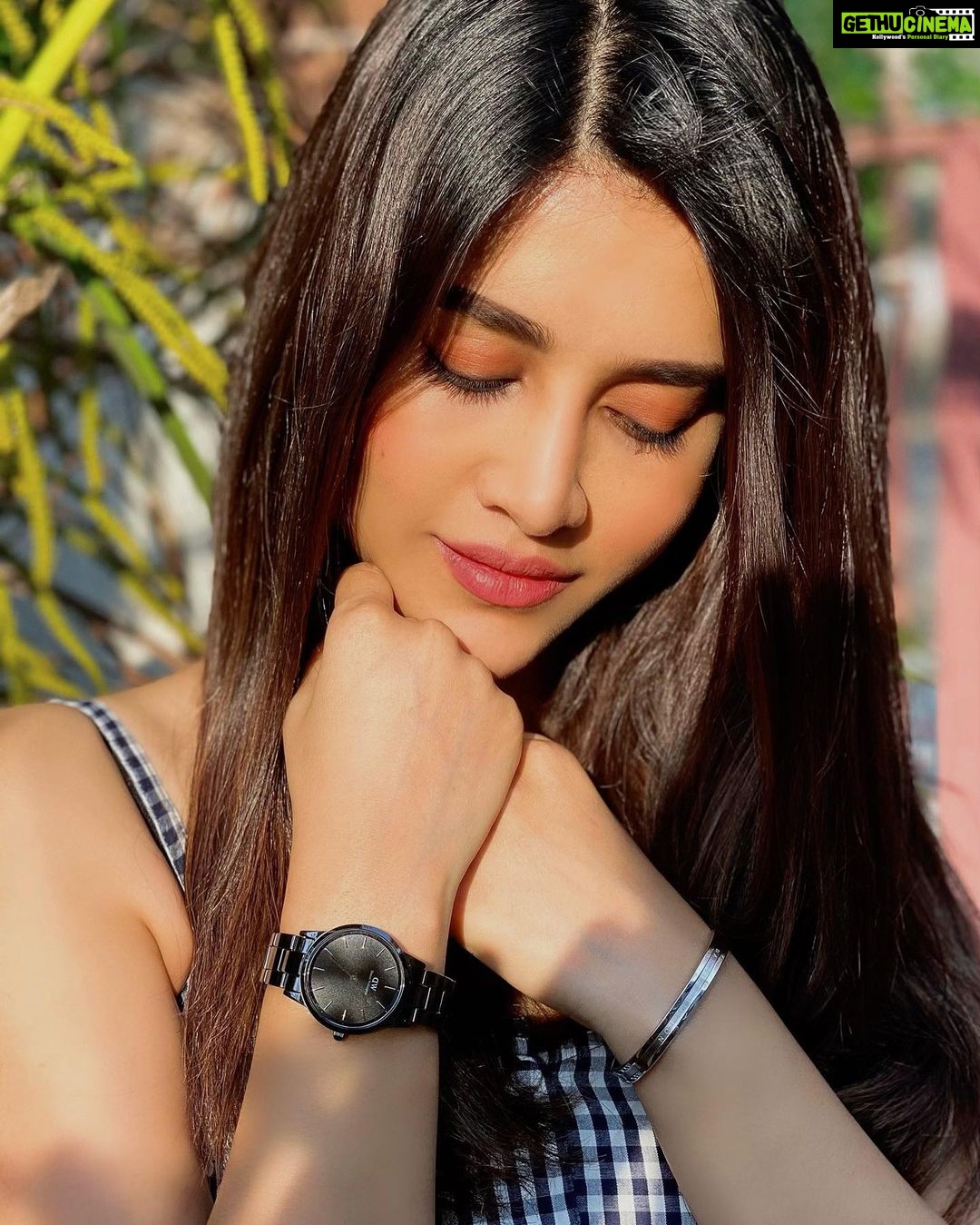 Nabha Natesh Instagram - Introducing the new all black Iconic Link Ceramic watch by @danielwellington . A touch of luxury to elevate your little black dress. 🖤 Check out their website and use my code DWXNABHA to get a 15% off at checkout. #IconicLinkCeramic #thelittleblackwatch
