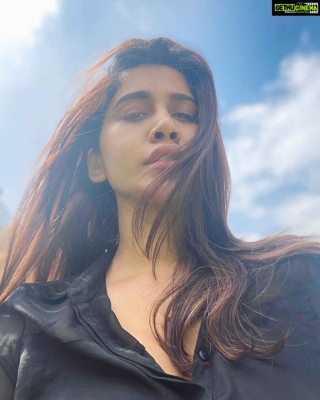 Nabha Natesh Instagram - Isn’t there a feel of a fresh start this year !!!! I’d like to believe so !! 🍸to New Years !!
