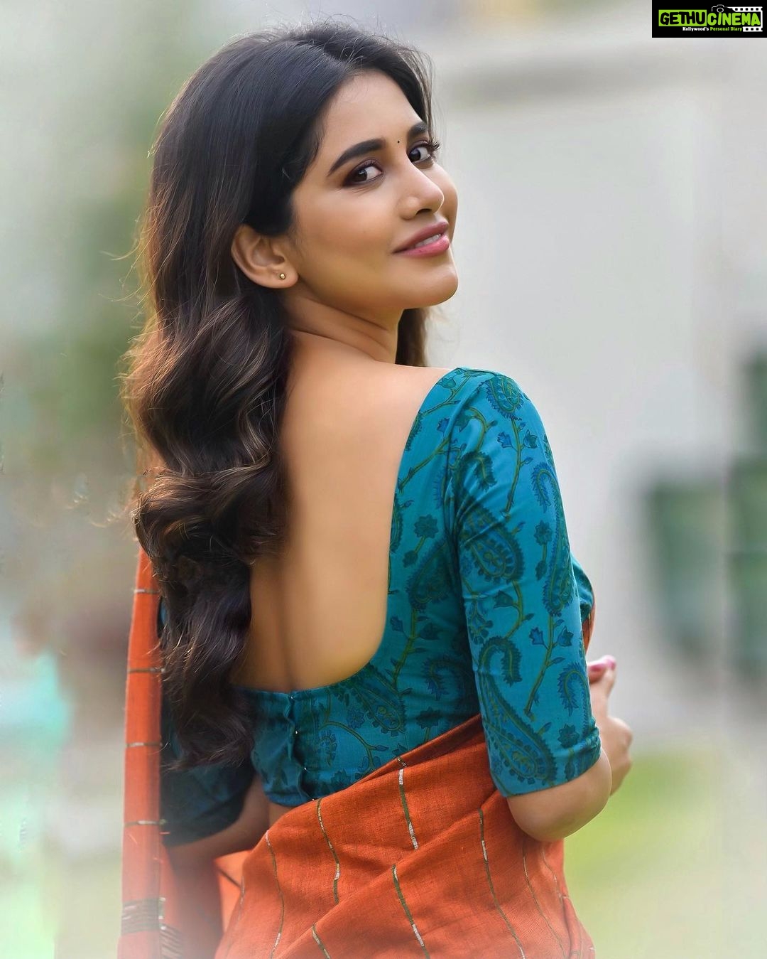 Nabha Natesh Instagram - Wishing everyone a happy Dussehra🌸 #happydussehra #happyvijayadashami