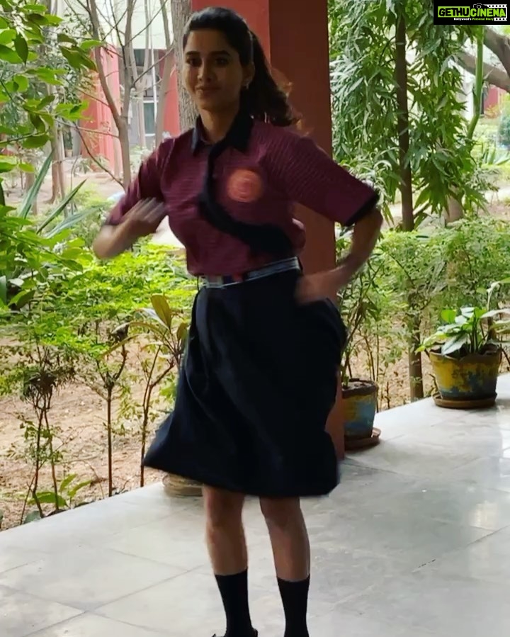 Nabha Natesh Instagram - Back to school for #solobrathukesobetter 🥶🥶🥶🥶pah how excited do I look ???!!! 😛 Oh btw have u seen it in the theatres yet !!!I #sbsbblockbuster #solobrathukesobetter #celebratingcinema