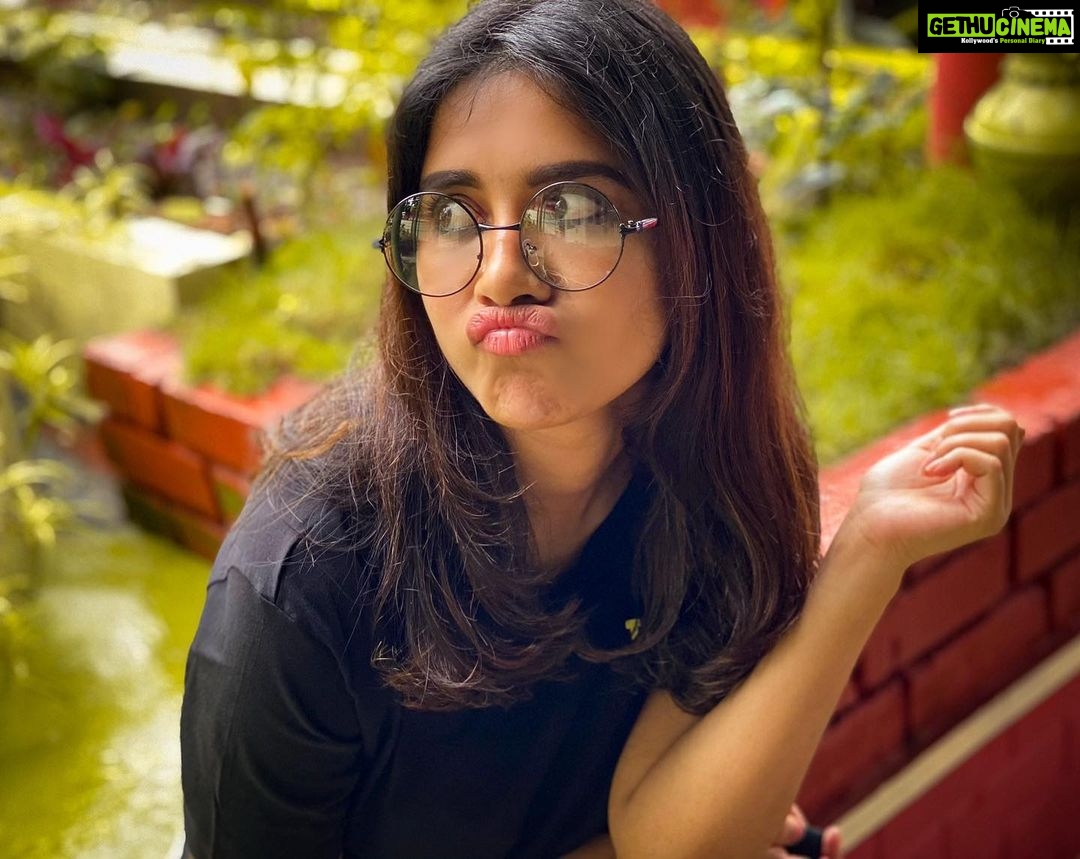 Nabha Natesh Instagram - 1.Did someone say pizzaaa🍕 😋 2. No ? Tche!!! Kay ll take a burger 🍔 😽