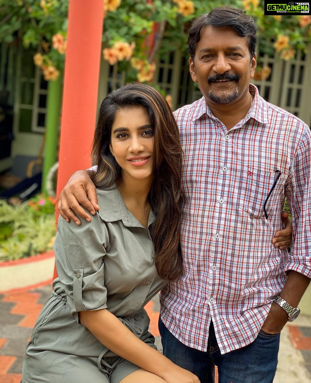 Nabha Natesh Instagram - ‘East or west my Pappa is the best’ ♥️I had picked this line up from some commercial and used to chant it all day when I was a kid and even now in my head ☺️ #happyfathersday superpops @nateshnagendra