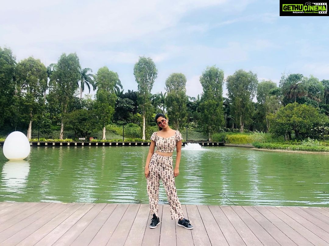 Nabha Natesh Instagram - The one with the selfie stick 🤳🏻 : : : : : : : @impriyankasahajananda @notchabovecreations @bellofox #nabhaxtravel Gardens by the Bay