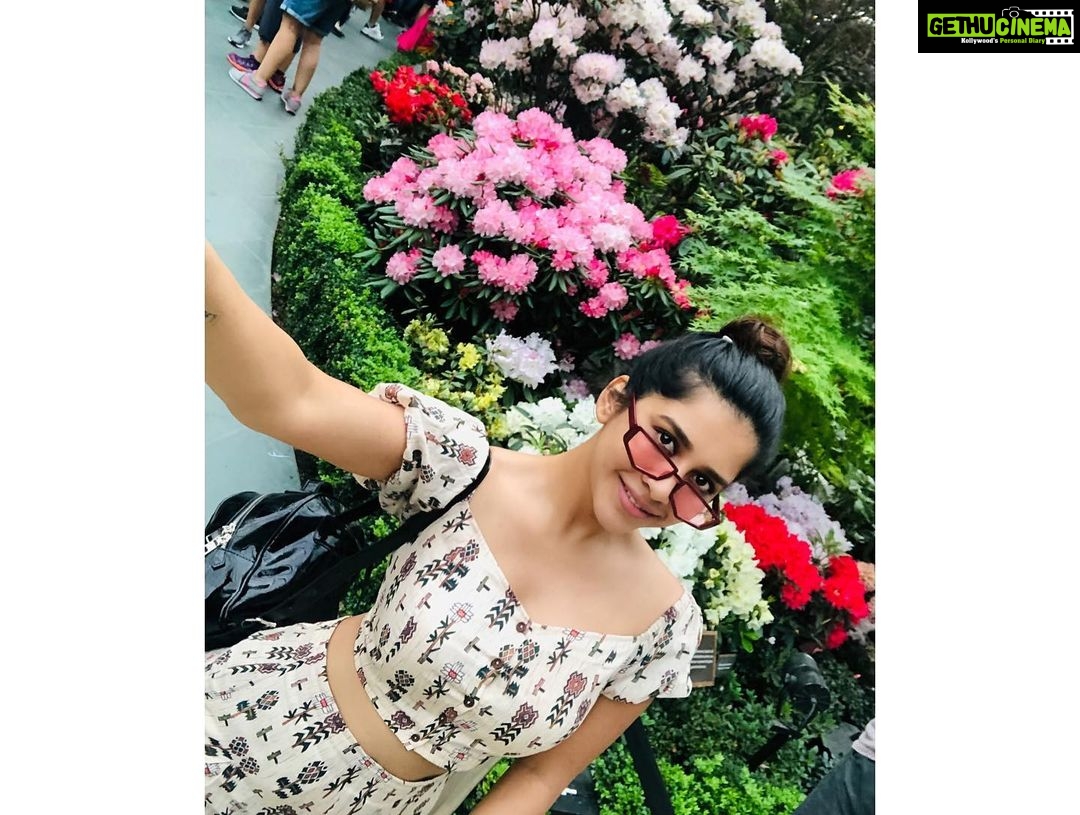 Nabha Natesh Instagram - The one with the selfie stick 🤳🏻 : : : : : : : @impriyankasahajananda @notchabovecreations @bellofox #nabhaxtravel Gardens by the Bay