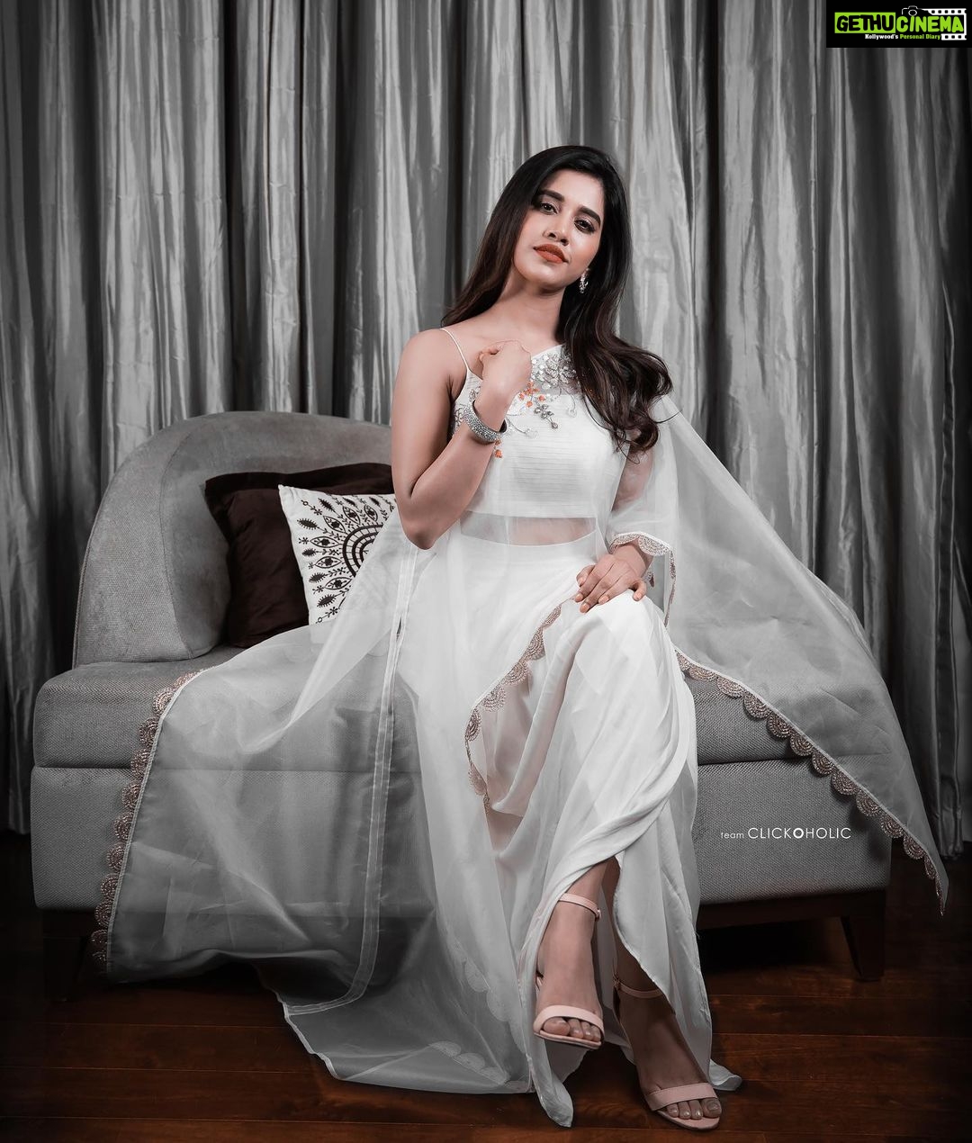 Nabha Natesh Instagram - Wishing everyone a happy Varamahalakshmi festival 🙏🏻🙏🏻 : : : : : : : : : Styled by @officialanahita Outfit: @snehadraksharamlabel Accessories: @accessoriesbyanandita