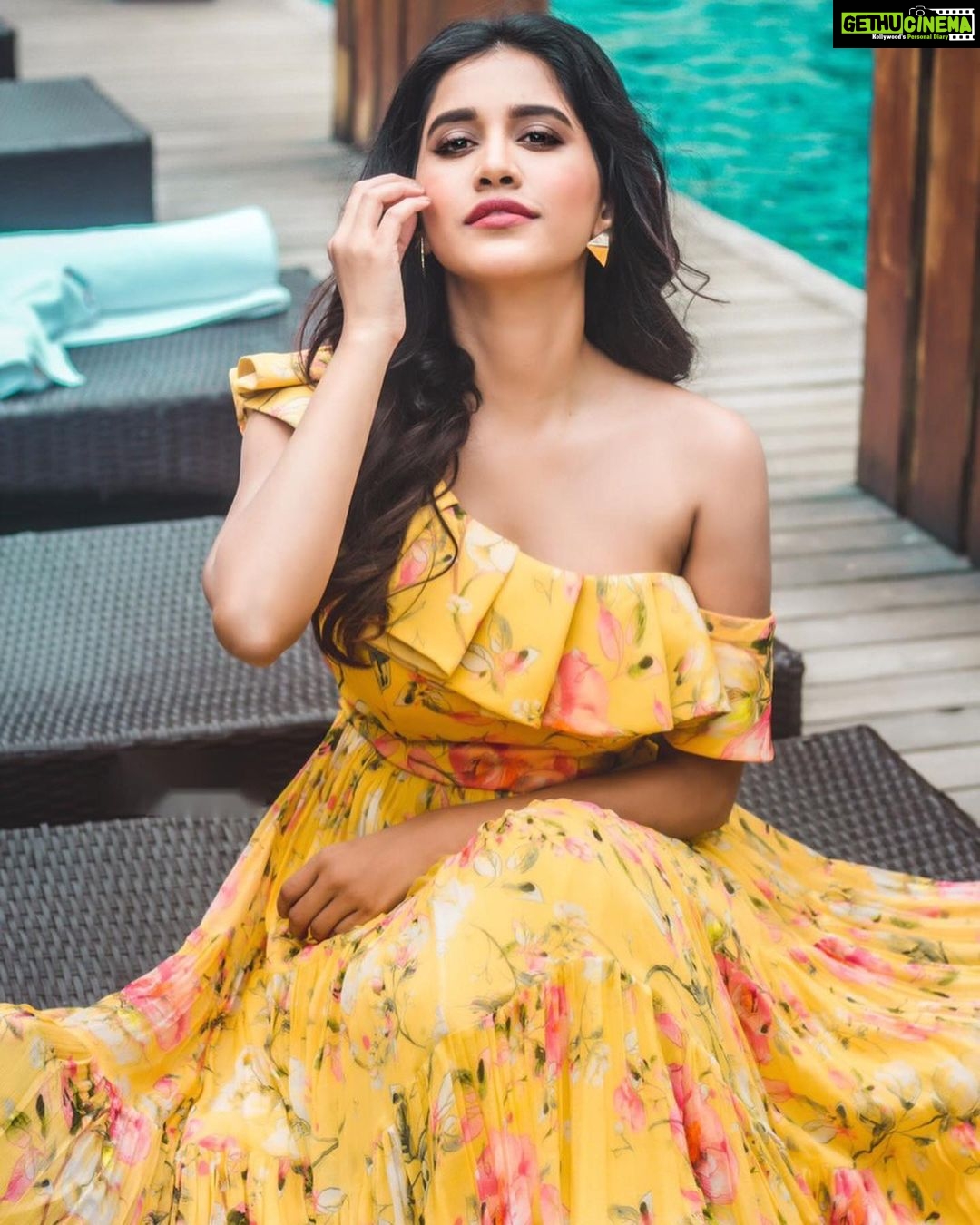 Nabha Natesh Instagram - Yellow being the season fav π₯βοΈβ οΈππβοΈπΌπ₯΄π»π½ : : : : #ismartshankaronjuly18th Outfit: @keyaradesignofficial Accessories: @accessoriesbyanandita Pic: @crafty_chandu Styled by @officialanahita Park Hyatt Hyderabad