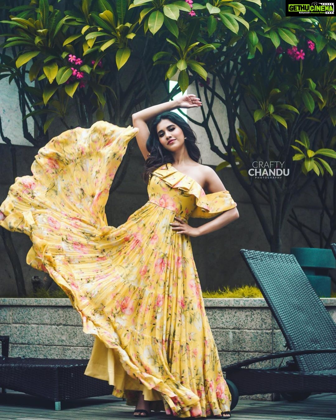 Nabha Natesh Instagram - Yellow being the season fav π₯βοΈβ οΈππβοΈπΌπ₯΄π»π½ : : : : #ismartshankaronjuly18th Outfit: @keyaradesignofficial Accessories: @accessoriesbyanandita Pic: @crafty_chandu Styled by @officialanahita Park Hyatt Hyderabad