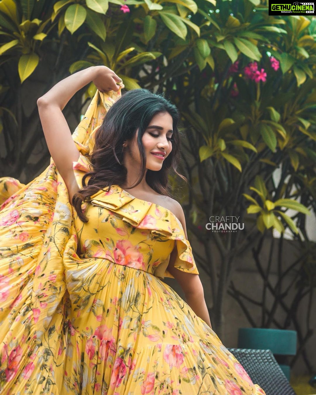 Nabha Natesh Instagram - Yellow being the season fav π₯βοΈβ οΈππβοΈπΌπ₯΄π»π½ : : : : #ismartshankaronjuly18th Outfit: @keyaradesignofficial Accessories: @accessoriesbyanandita Pic: @crafty_chandu Styled by @officialanahita Park Hyatt Hyderabad
