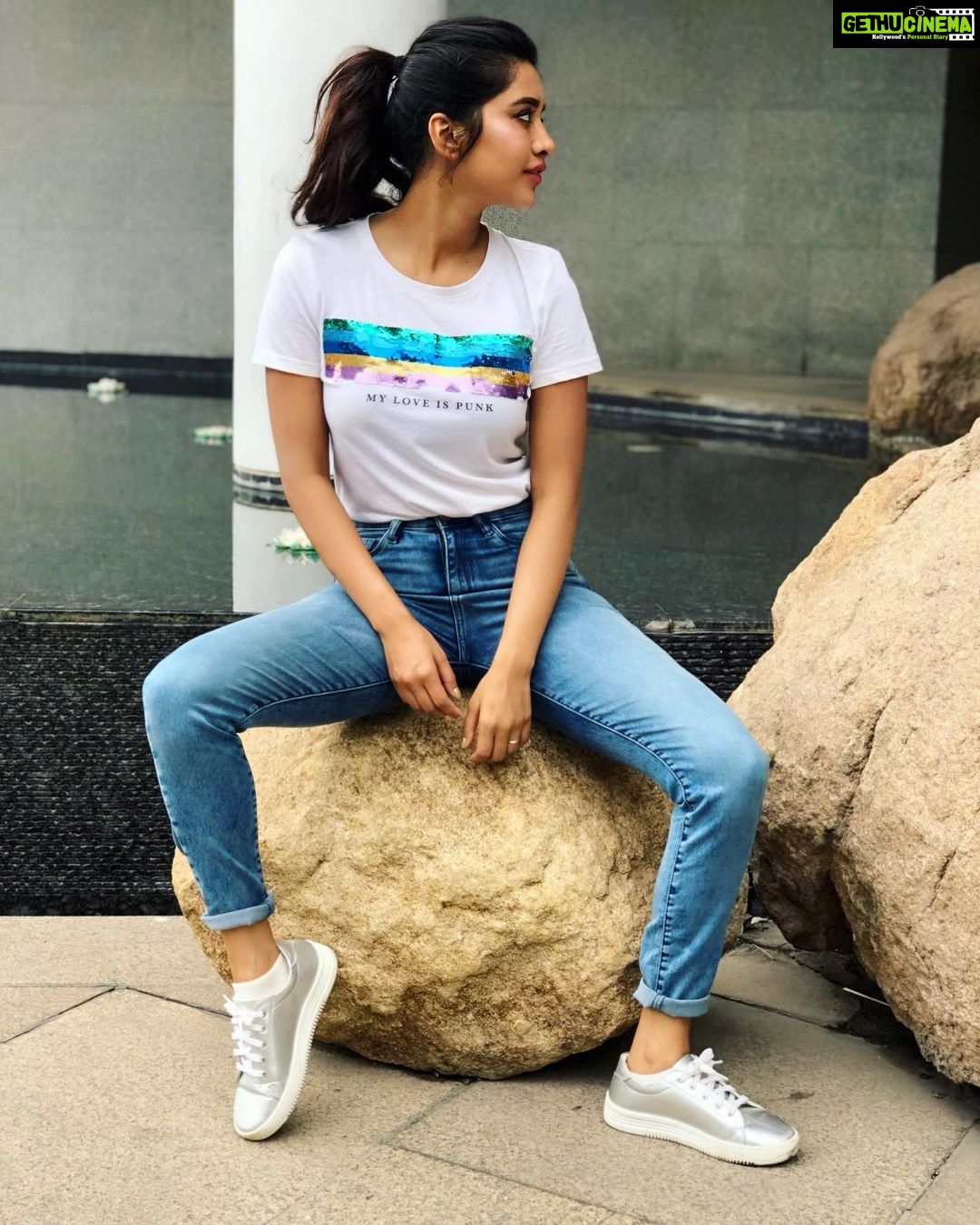 Nabha Natesh Instagram - Boys n girls of Hyderabad !!!! Will be going live on ur fav radio channels all day !! Stay tuned for channel infos ☺️#ismartshankar