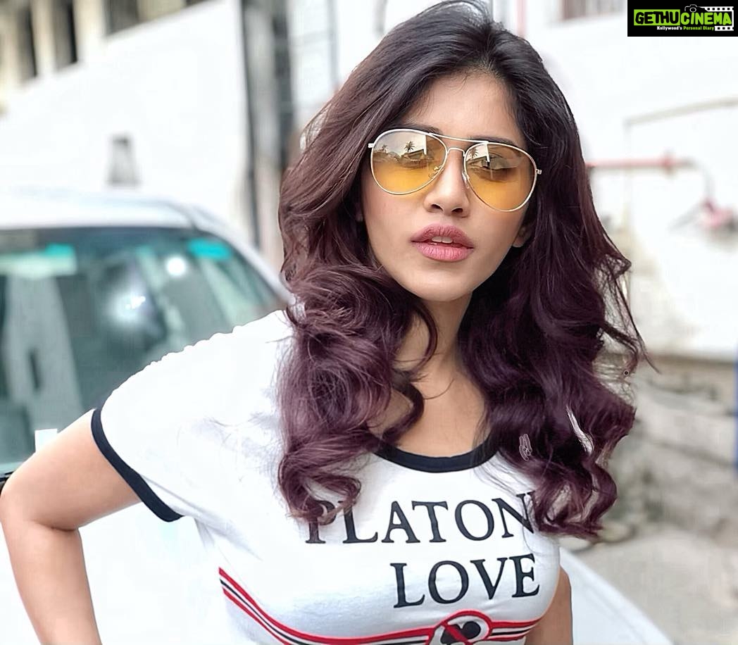 Nabha Natesh Instagram - Sun-kissed !! ... eh hardly🤦🏻♀️ whilst he refuses to come out on cold winter mornings I refuse to get out of my bed until he does 😉 we both are equally stubborn u know😛 Do u feel with me ? . . . . #nabhanatesh #nabha #winterishere#bengaluru