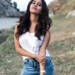 Nabha Natesh Instagram - Can’t resist stopping to pose whenever I pass by this spot☺️ . . Contest alert😋guess this place and win some ❤️s : : : : #nabhanatesh #nabha#roadslikethese #poser #bengaluru
