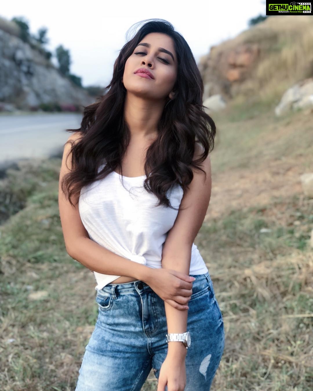 Nabha Natesh Instagram - Can’t resist stopping to pose whenever I pass by this spot☺️ . . Contest alert😋guess this place and win some ❤️s : : : : #nabhanatesh #nabha#roadslikethese #poser #bengaluru