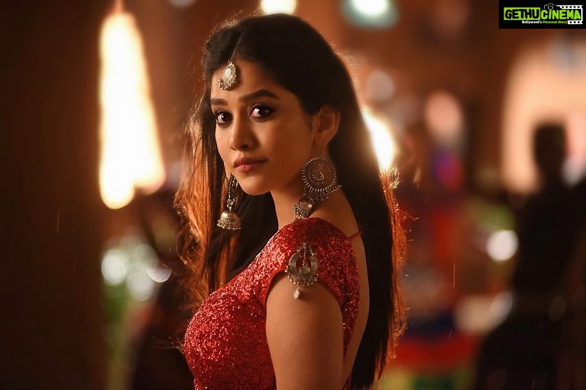 Nabha Natesh Instagram - aaannnnddddd here is the sneak peek from the sets of #DimaakKharab song from #iSmartShankar 🔥 @ram_pothineni @purijagannadh @charmmekaur @puriconnects #PCfilm