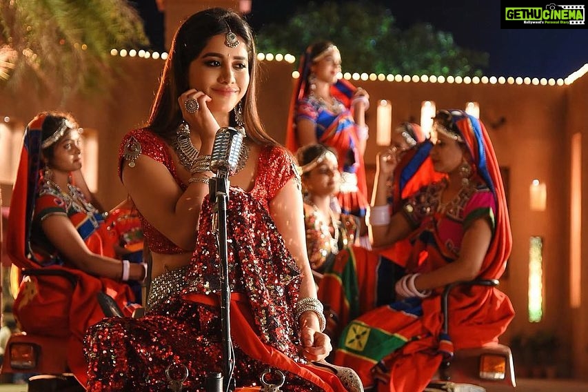 Nabha Natesh Instagram - aaannnnddddd here is the sneak peek from the sets of #DimaakKharab song from #iSmartShankar 🔥 @ram_pothineni @purijagannadh @charmmekaur @puriconnects #PCfilm