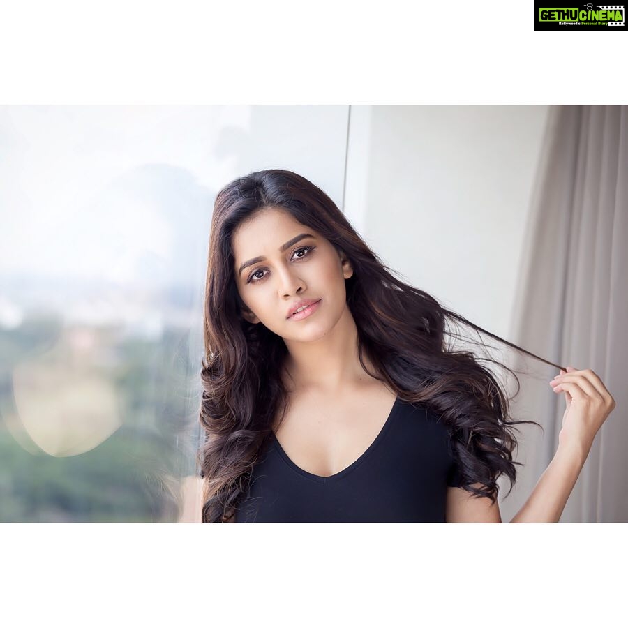 Nabha Natesh Instagram - Black my dear, you are the dearest!!! Even tho the larger space in my wardrobe is occupied by whites, I’d prefer u anytime to light up my nights, over those bunch of whites🖤🖤 . . . . . Pc: @chandanaphotography #nabhanatesh #nabha Shangri-La Bengaluru