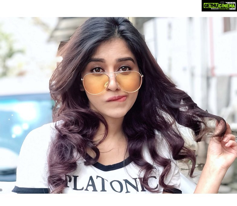 Nabha Natesh Instagram - Sun-kissed !! ... eh hardly🤦🏻♀️ whilst he refuses to come out on cold winter mornings I refuse to get out of my bed until he does 😉 we both are equally stubborn u know😛 Do u feel with me ? . . . . #nabhanatesh #nabha #winterishere#bengaluru