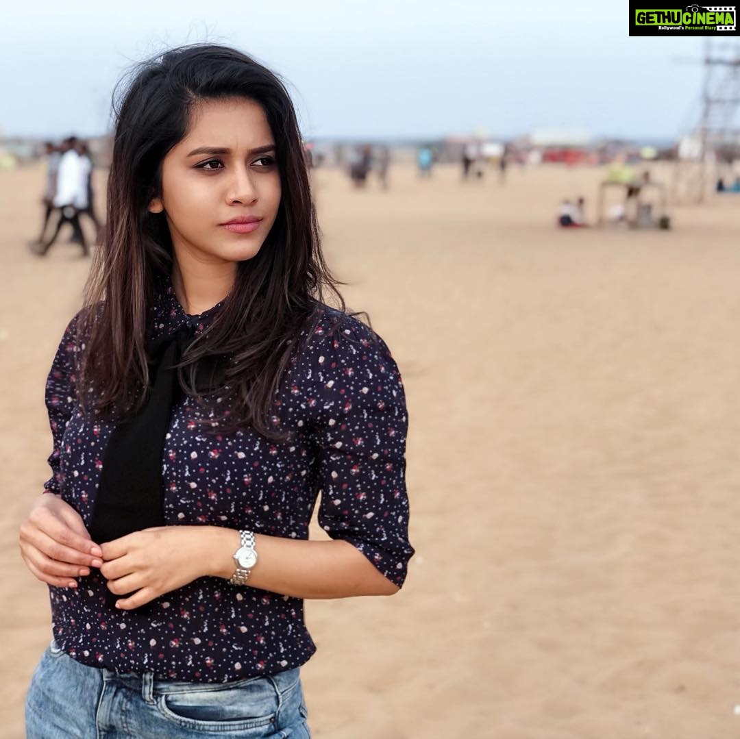Nabha Natesh Instagram - I don’t know what made me so happy,if it was the beach or the @cornetto which btw I had after years😍 could be the combo 🥰 . . . .#nabhanatesh #nabha#beachvibes #cornetto#seaside Chennai, India