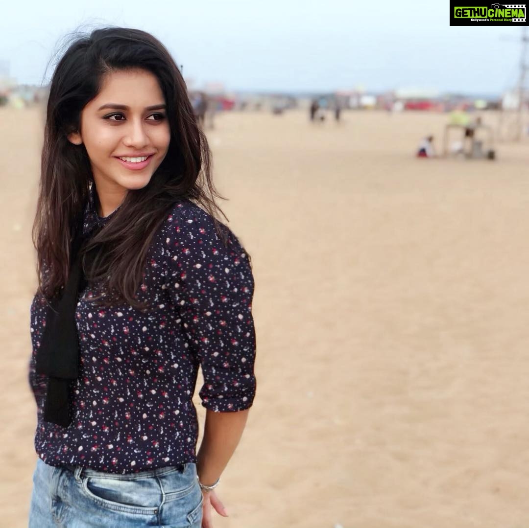 Nabha Natesh Instagram - I don’t know what made me so happy,if it was the beach or the @cornetto which btw I had after years😍 could be the combo 🥰 . . . .#nabhanatesh #nabha#beachvibes #cornetto#seaside Chennai, India
