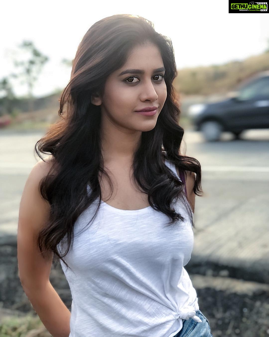 Nabha Natesh Instagram - Can’t resist stopping to pose whenever I pass by this spot☺️ . . Contest alert😋guess this place and win some ❤️s : : : : #nabhanatesh #nabha#roadslikethese #poser #bengaluru