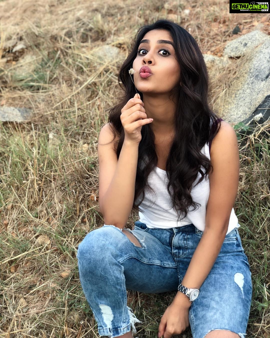 Nabha Natesh Instagram - Can’t resist stopping to pose whenever I pass by this spot☺️ . . Contest alert😋guess this place and win some ❤️s : : : : #nabhanatesh #nabha#roadslikethese #poser #bengaluru
