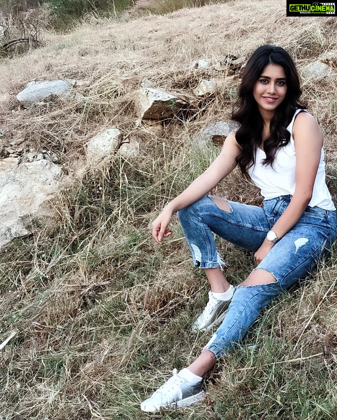 Nabha Natesh Instagram - Can’t resist stopping to pose whenever I pass by this spot☺️ . . Contest alert😋guess this place and win some ❤️s : : : : #nabhanatesh #nabha#roadslikethese #poser #bengaluru