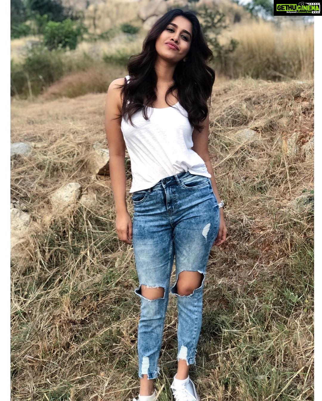 Nabha Natesh Instagram - Can’t resist stopping to pose whenever I pass by this spot☺️ . . Contest alert😋guess this place and win some ❤️s : : : : #nabhanatesh #nabha#roadslikethese #poser #bengaluru