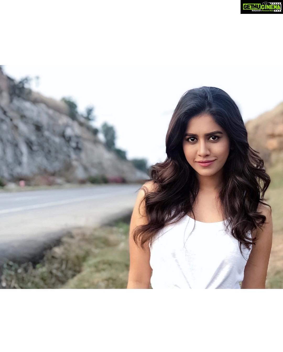 Nabha Natesh Instagram - Can’t resist stopping to pose whenever I pass by this spot☺️ . . Contest alert😋guess this place and win some ❤️s : : : : #nabhanatesh #nabha#roadslikethese #poser #bengaluru