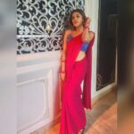 Naira Shah Instagram – Pink is a feeling!
On sets shenanigans💐 #desigirl#sareelove#tamilcinema##shootlife#2022#nairashah Hyderabad