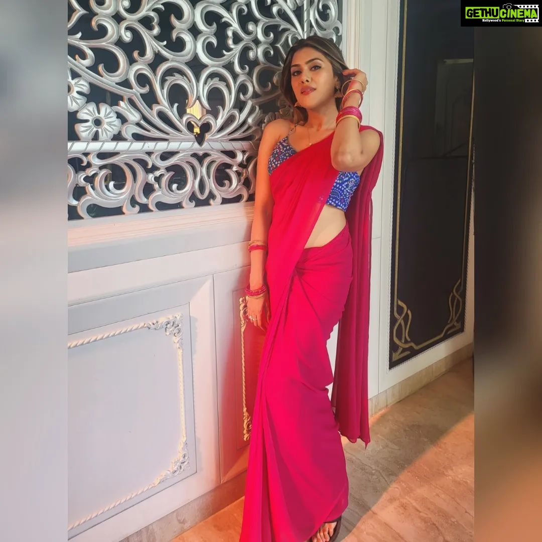 Naira Shah Instagram - Pink is a feeling! On sets shenanigans💐 #desigirl#sareelove#tamilcinema##shootlife#2022#nairashah Hyderabad