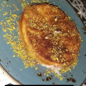 Naira Shah Instagram - Jee karda dilaadu tujhe Bhurj Khalifa! 😋😉💃 (my fav turkish kunafa had to feature in this😍) #dubai#2021#chilling Dubai UAE