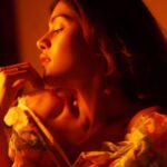 Naira Shah Instagram - Her shy eyes hide calmness of a Sunset☺️ #Bliss #nairashah#2021#fall#autumnfeels Shot by @sagarkumarmunjwani