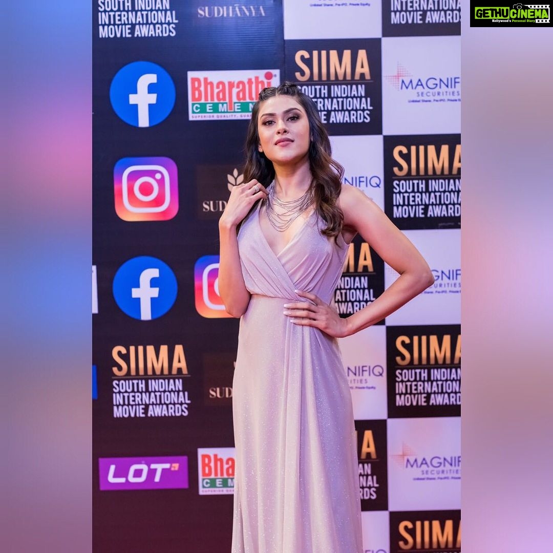 Naira Shah Instagram - @siimawards #nairashah#2021#blingbling π Styled by - Meπ Hyderabad