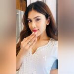 Naira Shah Instagram - Eid Mubarak! 🌙❤️! To all out there! May Allah shower his blessings upon all of us! Stay safe! Stay strong! #nairashah#2021#eidmubarak#white#instapic#happyeid❤️