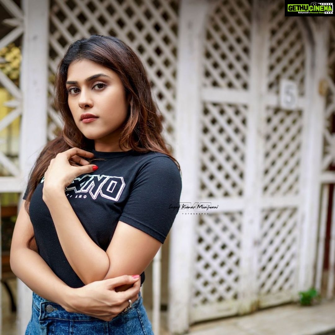 Naira Shah Instagram - The SOUL is Often In The Surface And the IMPORTANCE of DEPTH is Overestimated!!!!!!!! #moods#emotions #nairashah#rustic#depth#soulfull#moods#2020 Pic credits - @sagarkumarmunjwani 🌟😎 Bandra, Mumbai