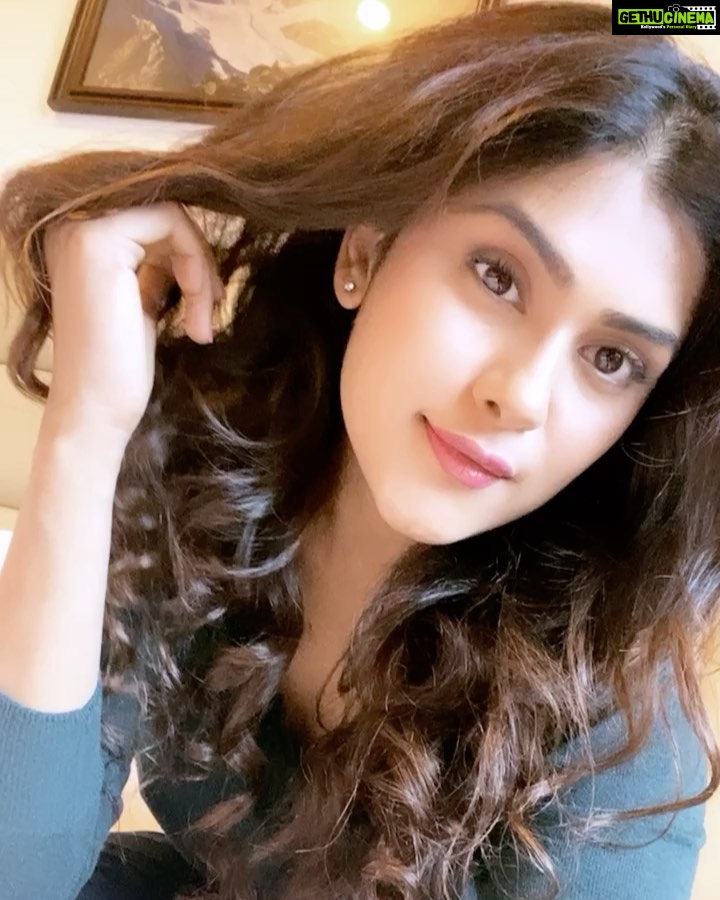 Naira Shah Instagram - Staying indoors be like🤓! #nairashah#2020